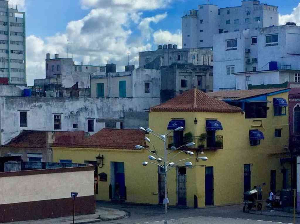 Traveling alone for the first time - strolling through Havana