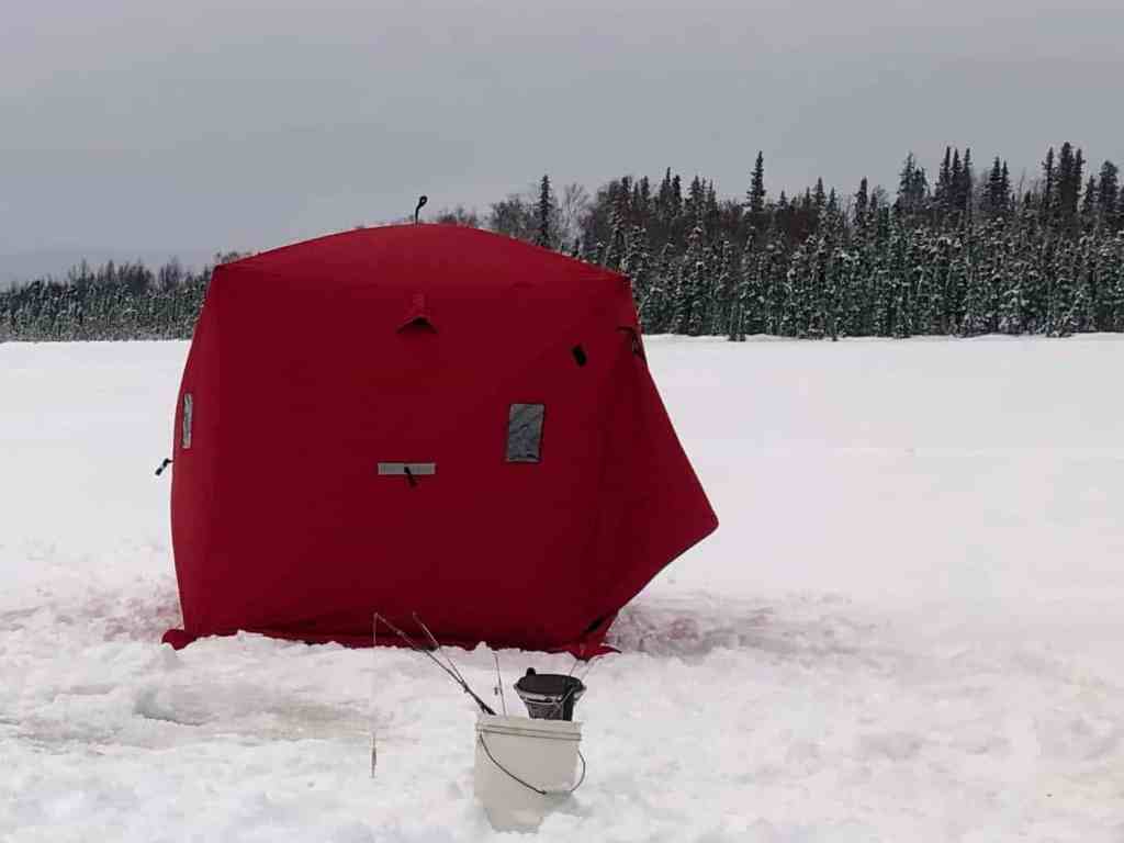 Nomading in America - ice fishing in Alaska